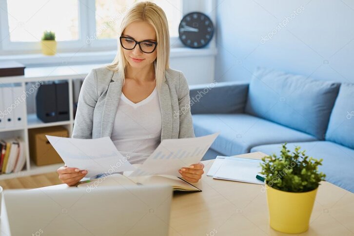 Imprenditrice che organizza i documenti per la contabilità semplificata