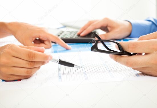 Responsabile amministrativo che organizza la contabilità aziendale