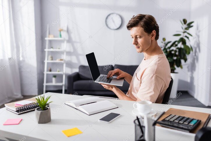 Professionista freelance che gestisce la propria contabilità dal laptop