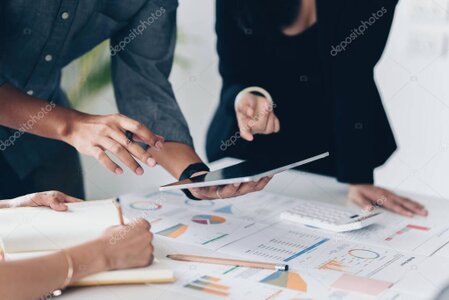 Consulente che discute l’assetto fiscale di un gruppo societario con il management