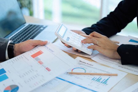 Consulente che discute l’assetto fiscale di un gruppo societario con il management