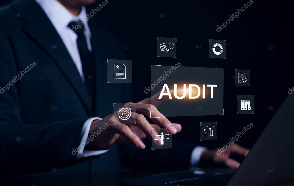 Revisore che controlla un bilancio aziendale