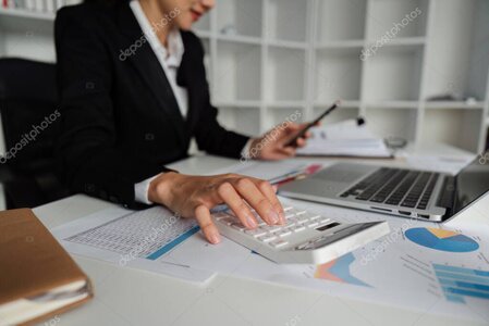 Consulente che discute l’assetto fiscale di un gruppo societario con il management