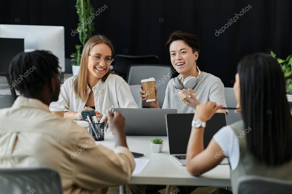 Team di start-up che discute il proprio business plan con il consulente