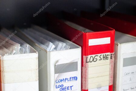 Manuale interno con procedure fiscali appoggiato su una scrivania